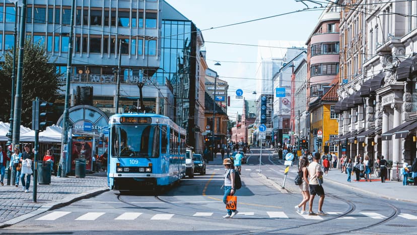 Bilde av Oslo sentrum med trikk og byliv