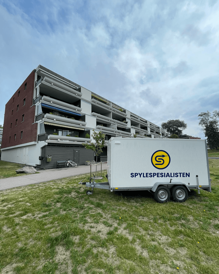 bilde av spylespesialisten sin tilhenger utenfor borettslag