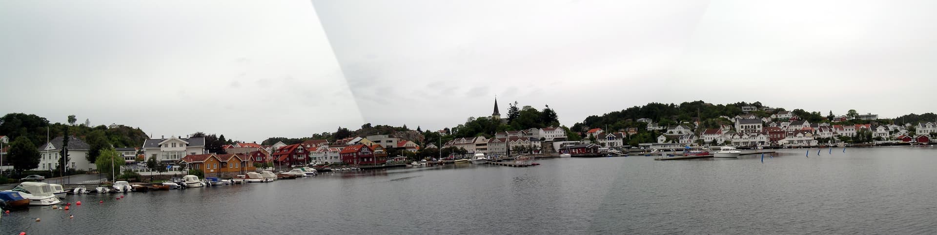 Panorama bilde av Grimstad med kystlinje og sentrum