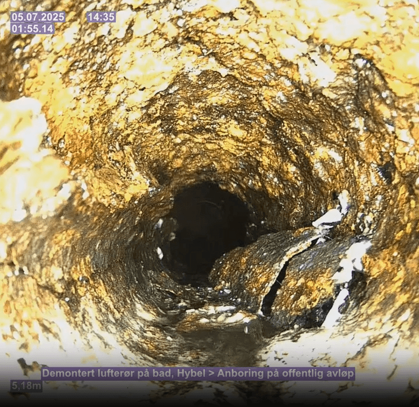 Rørinspeksjon som viser eldre støpejernsrør med rust og løse rørdeler