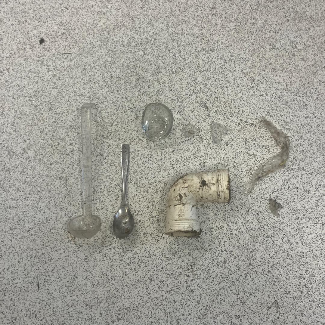 Bilde av gjenstander hentet ut av avløpsrør i forbindelse med tette rør