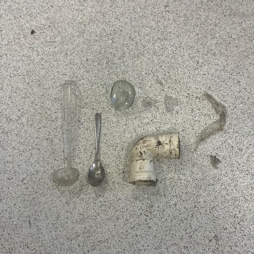 Bilde av skje, øse, rørdeler og andre ting vi har funnet og fjernet fra tett avløpsrør