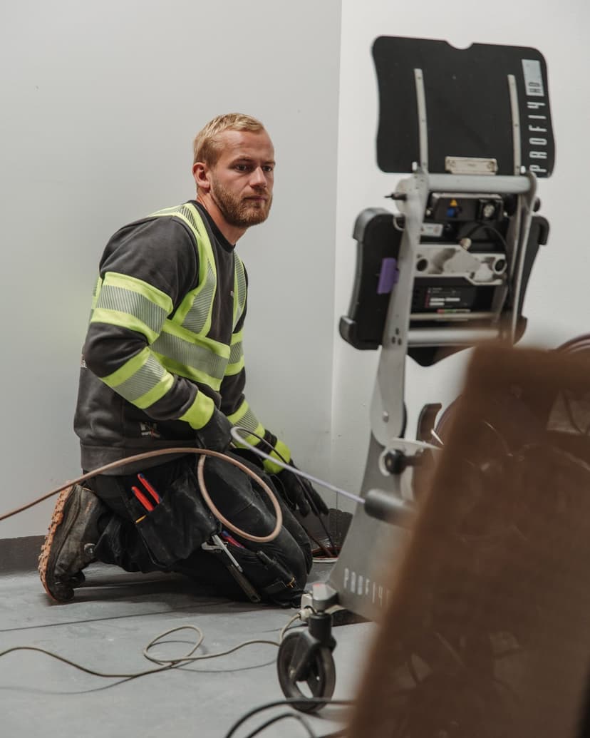 Bilde av Spylespesialist som utfører rørinspeksjon