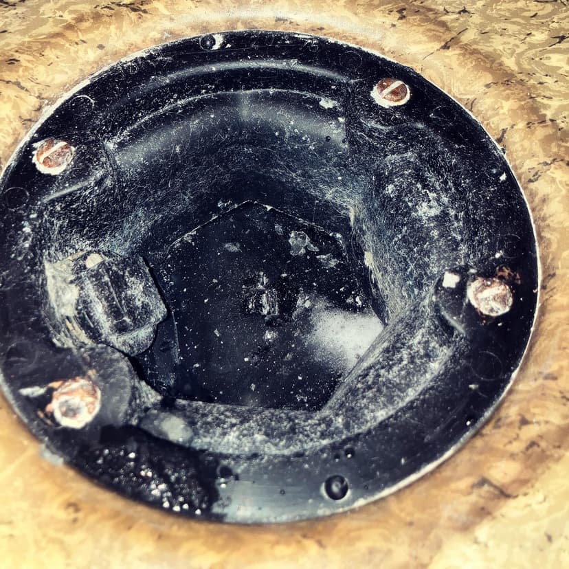 Bilde som viser sluk i gulv med vann som er frosset til is