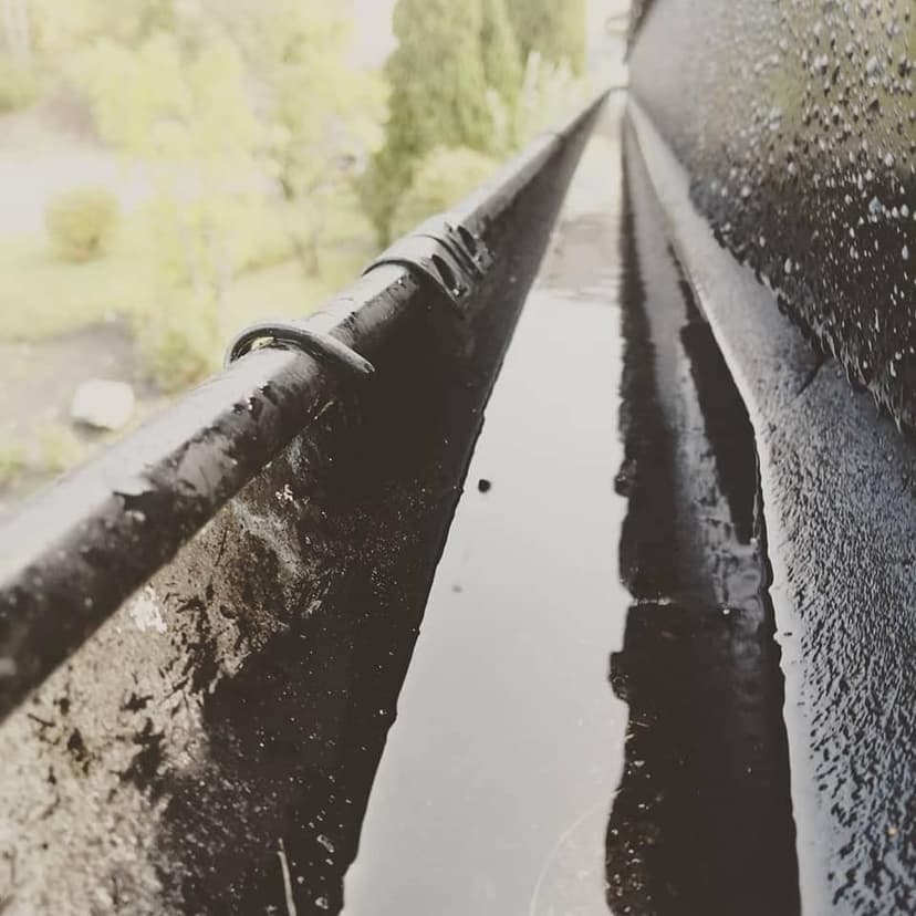 Bilde av takrenne med stående vann i takrennen