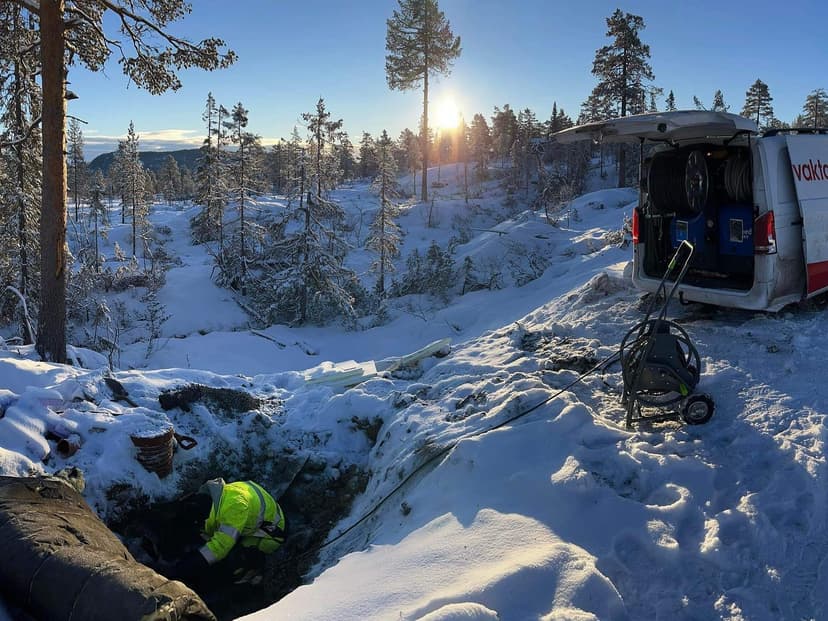 Bilde av Spylespesialist som utfører rørtining av fryste rør