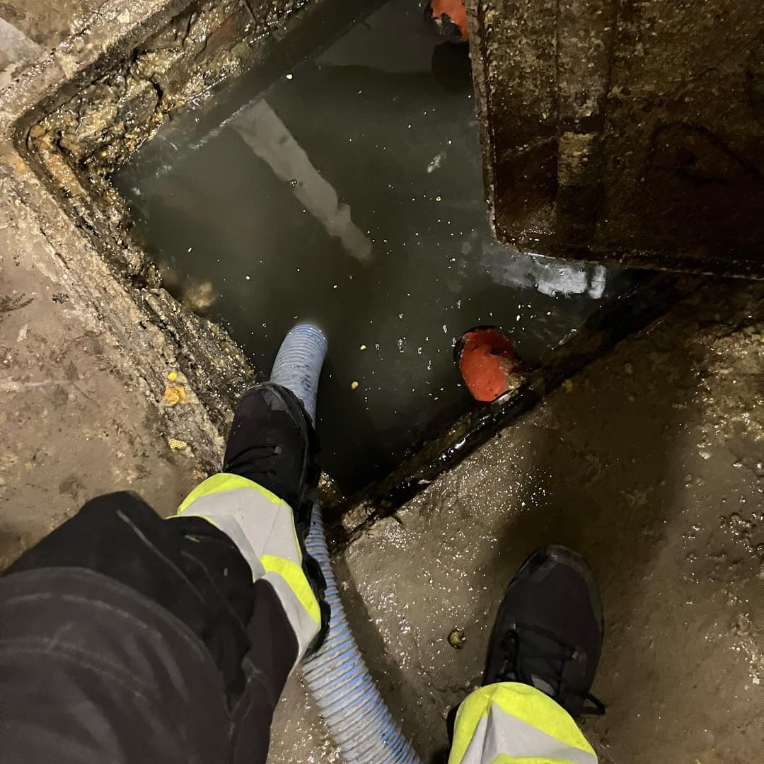 Bilde som viser spylespesialist som tømmer pumpekum