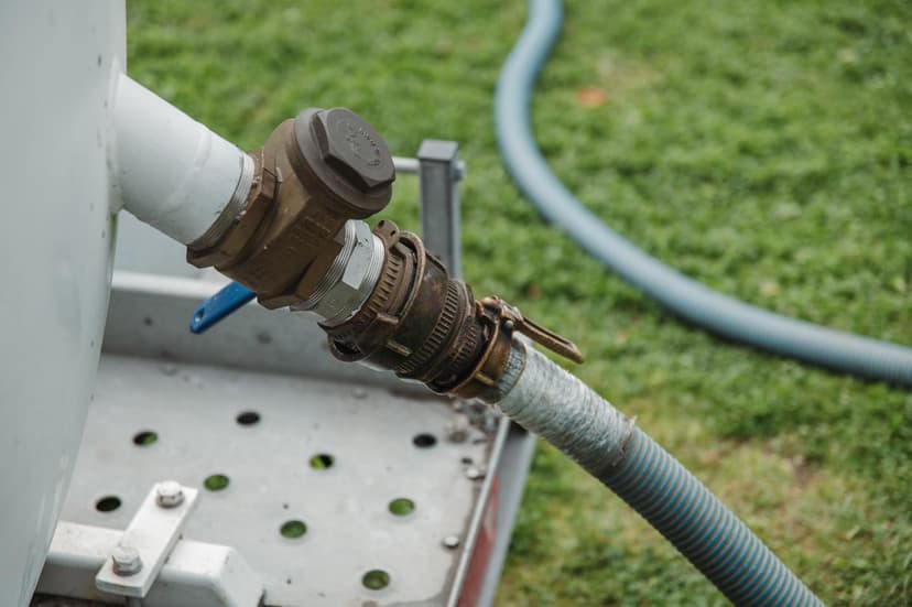 Bilde som viser tilkoblet sugeslange i forbindelse med tømming