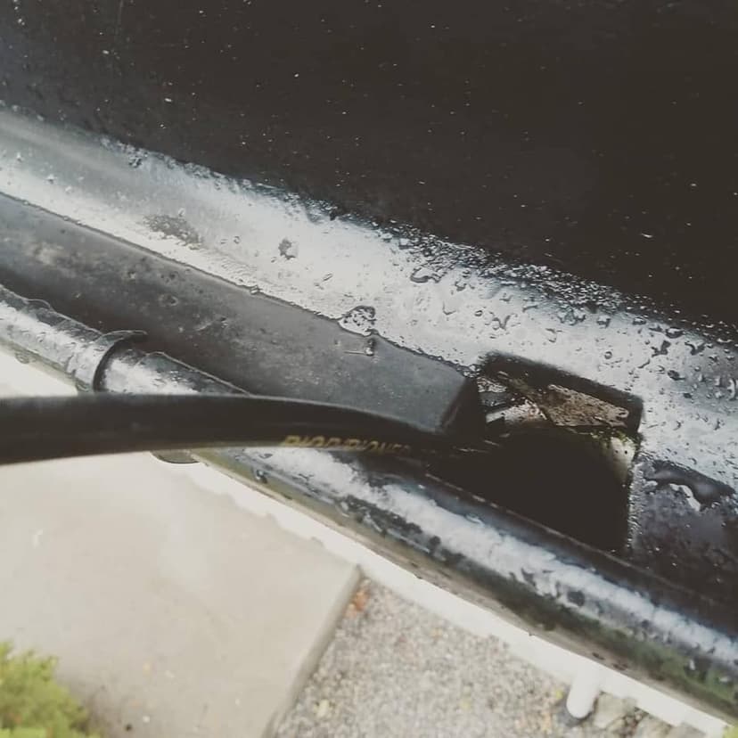 Bilde som viser nedløp fra takrenne som spyles