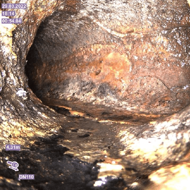 Bilde fra rørinspeksjon som viser innsiden av et eldre støpejernsrør