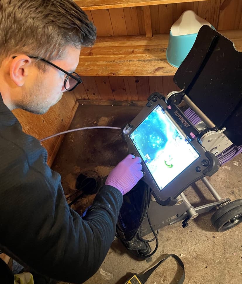 Bilde av spylespesialist som utfører spyling og rørinspeksjon