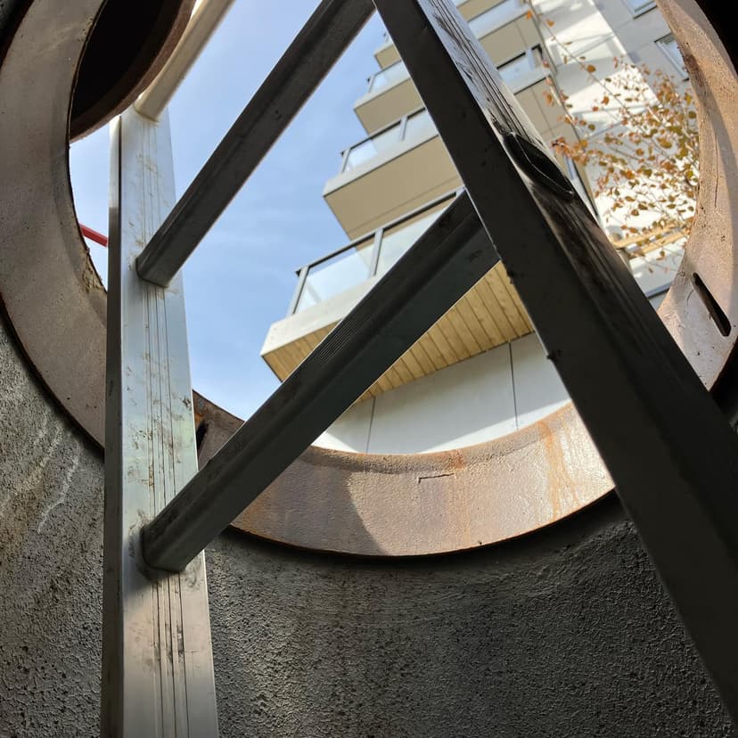 Bilde tatt fra nedi en avløpskum utenfor et borettslag