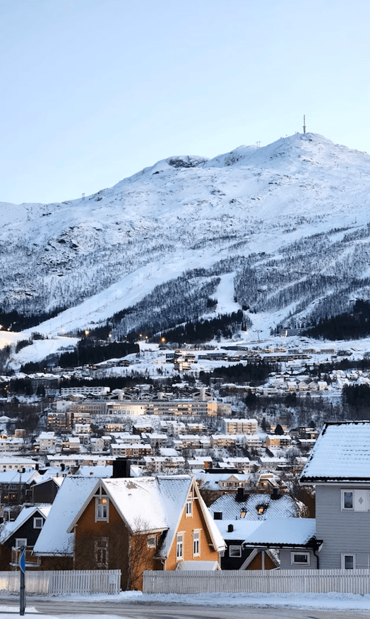 Bilde av et snødekt Narvik på vinteren