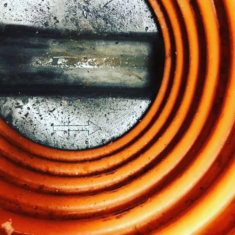 Bilde som viser bunn av kum med avløpsrør