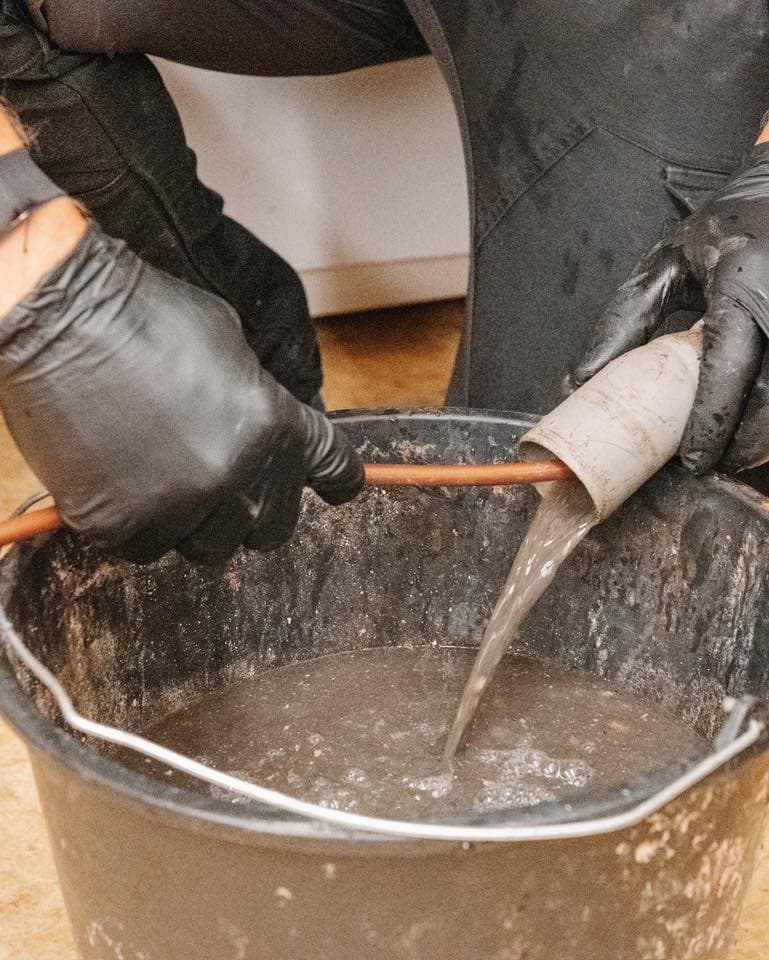 Bilde som viser spyling av avløpsrør på kjøkken